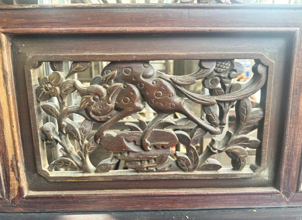 Chi tiết chạm trỗ của bộ ghế trường kỹ cẩm lai 