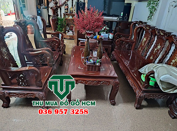 Nhà dân bán đồ gỗ cũ để dọn nhà đi nơi khác