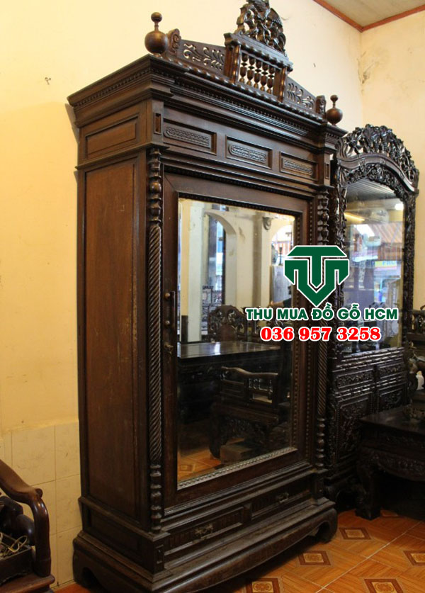 Chiếc tủ gỗ còn zin xưa chưa qua sửa chữa