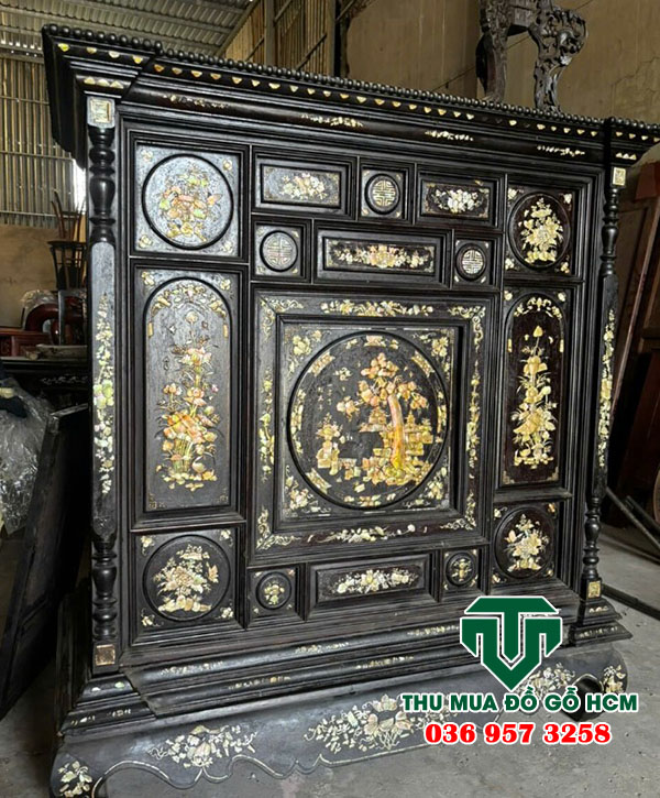 Chiếc tủ xưa cổ được ghép mộng 