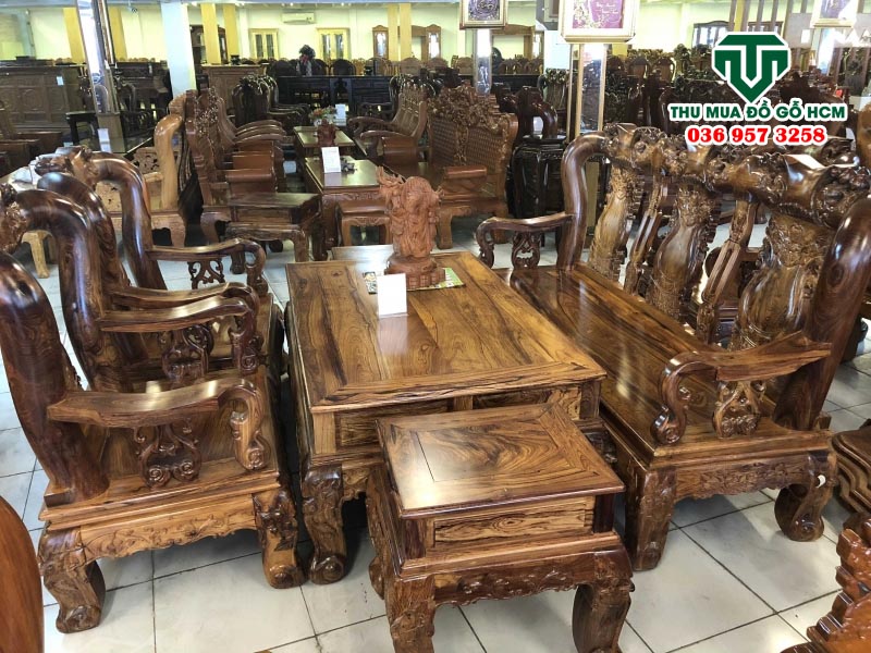 Salon gỗ cẩm lai tay 15, vẫn nổi bật