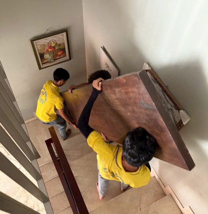 Đội ngủ nhân viên đang bốc xếp bộ ván ngựa gỗ xưa được định giá và thu mua 