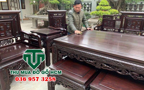 Nhân viên đến xem bộ bàn ghế gỗ trắc và định giá thu mua  