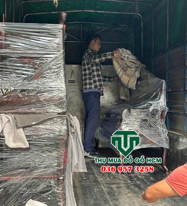 Bốc xếp khi thu mua được bộ bàn ghế gỗ trắc ở tỉnh 