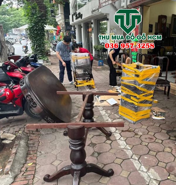 Nhân viên chúng tôi bốc xếp bộ bàn ăn cũ khu mua được từ nhà dân 