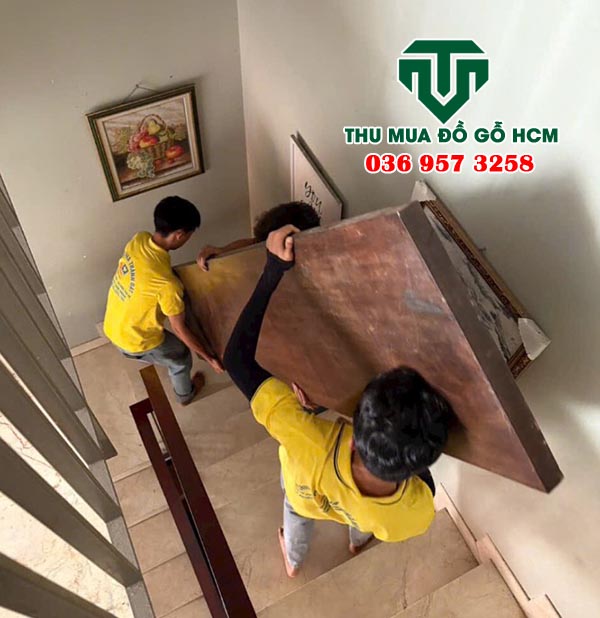 Nhân viên bốc xếp đồ gỗ khi thu mua được của nhà dân tại quận 12