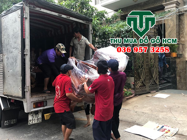 Bốc xếp đồ gỗ lên xe khi mua được của nhà dân tại khu vực bình thạnh 