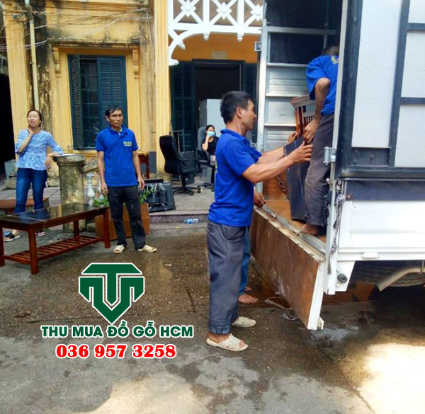 Khách hàng vui vẻ khi bán đồ gỗ cũ cho chúng tôi tại bình thạnh