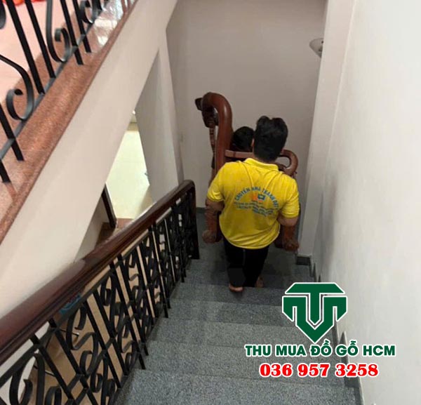 Nhân viên bốc xếp đồ gỗ cũ tại quận 8 khi thu mua xong