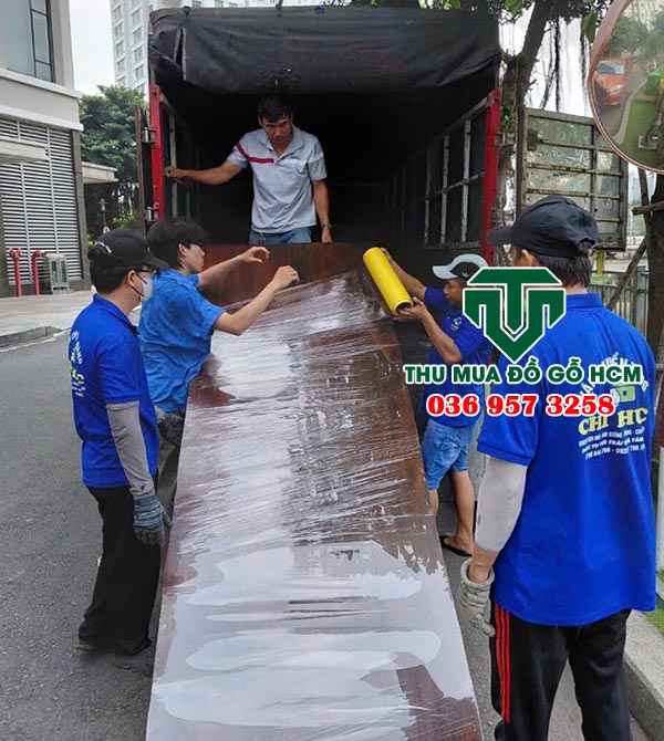 Nhân viên bốc xếp đồ gỗ khi đã thu mua được tại nhà dân sống ở quận 9