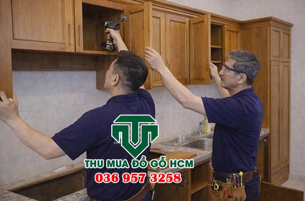 Tháo gỡ tủ bếp gỗ cũ tại nhà dân 