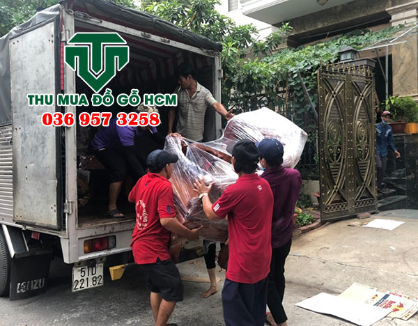 Đội ngũ nhân viên bốc xếp bộ bàn ghế cổ khi mua được từ nhà dân