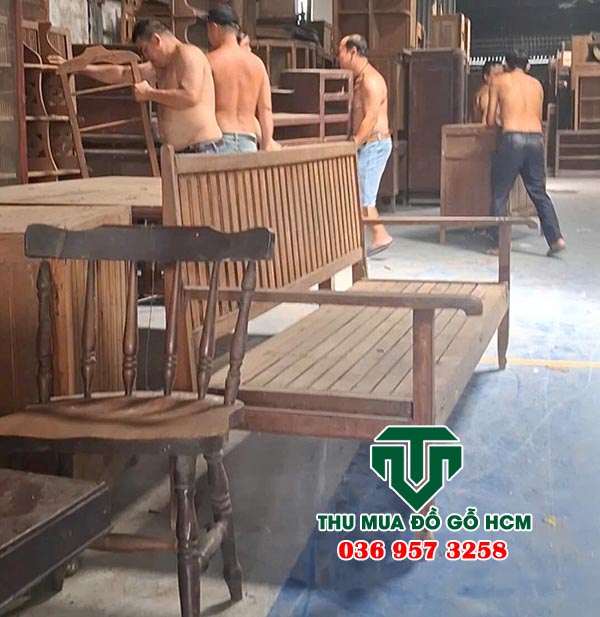 Đội ngũ nhân viên bốc xếp đồ gỗ cũ khi mua được tại khu vực củ chi  