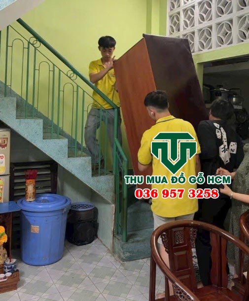 Bốc xếp đồ gỗ cũ khi thu mua xong tại quận tận phú