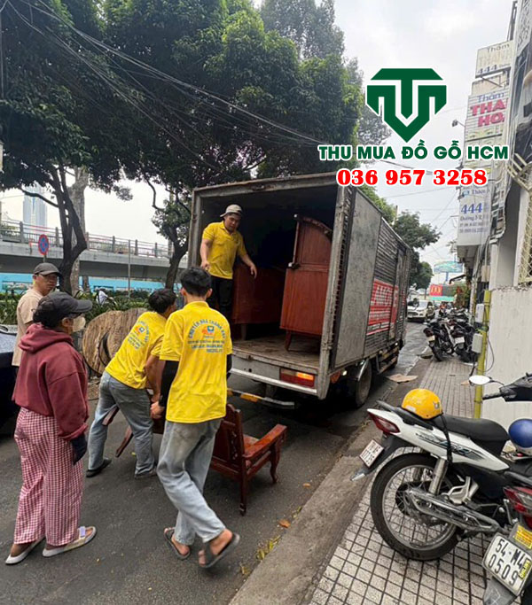 Nhân viên chúng tôi bốc xếp đồ gỗ khi thu mua được của nhà dân  