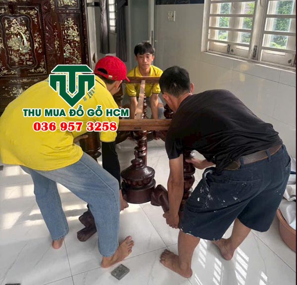 Nhân viên chúng tôi bốc xếp bộ bàn ghế khi thu mua tại nhà dân