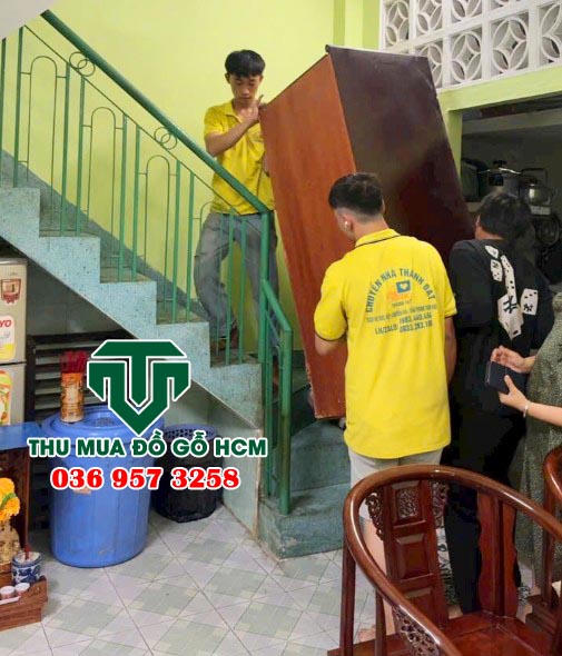 Đội ngũ bốc xếp đồ gỗ khi mua được tại nhà dân  
