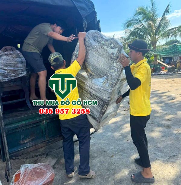Nhân viên bốc xếp bộ bàn ghế tại quận 3 khi thu mua của nhà dân  
