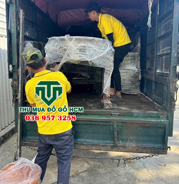 Bốc xếp bàn ghế gỗ cũ tại quận 4 khi thu mua của nhà dân  
