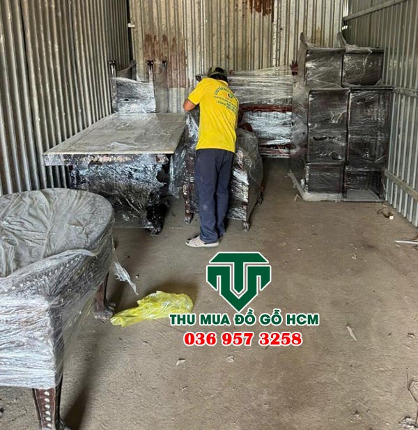 Chúng tôi đi thẩm định bàn ghế gỗ cũ tại quận 4 để thu mua