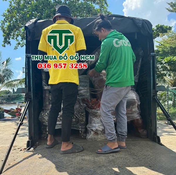 Nhân viên bốc xếp giường tủ bàn ghế khi mua được của nhà dân