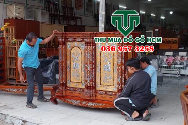 Chúng tôi đi khảo sát tủ thờ để thu mua cho cửa hàng phá sản