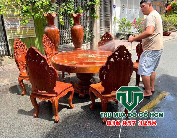 Nhân viên chúng tôi thu mua bàn ghế gỗ cũ tại phú nhuận