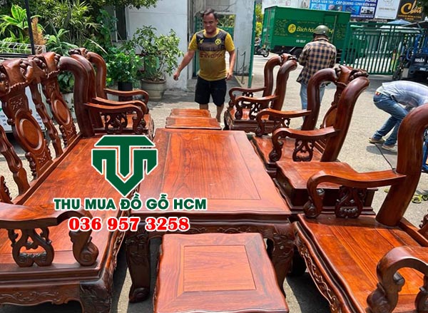 Nhân viên bốc xếp bộ ghế cẩm lai ra đường khi mua xong của nhà dân